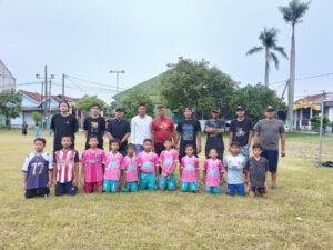 Wasit level Asia Syaiful Arif (tengah) dalam acara pembukaan SSB Garuda di Lapangan Bareng Krajan, Krian, Sidoarjo, Minggu (1/2/2026).