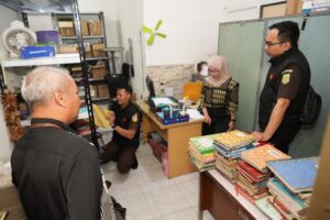 Penyidik Tindak Pidana Khusus Kejati Jatim Melakukan penggeledahan 