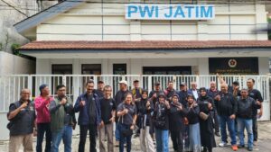 Rombongan wartawan dan keluarga wartawan sebelum berangkat ke Serang untuk menghadiri HPN 2026.