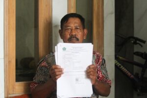 Moh Saleh menunjukkan berkas-berkas pendaftaran yang sudah sesuai dengan persyaratan menjadi Bakal Calon Kepala Desa Jemirahan, Kecamatan Jabon.