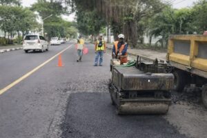 Petugas melakukan penambalan permukaan aspal dengan metode patching untuk meratakan kembali badan jalan yang mengalami kerusakan. di Kota Probolinggo.