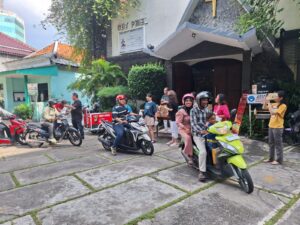 Selama empat hari berturut-turut, jemaat GBT Pniel yang beralamat di GBT Pniel Jalan Genteng Kali 59-61 Surabaya menggelar kegiatan pembagian takjil bagi masyarakat yang menjalankan ibadah puasa di bulan Ramadan.