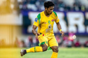 Arief Catur Pamungkas saat membela Persebaya di kompetisi BRI Super League 2025/2026. Dia telah pulih dari cedera. 