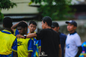 Pelatih SMPN 10 Kota Surakarta Masudin memberikan pengarahan ke anak didinya di Lapangan Kadipolo.