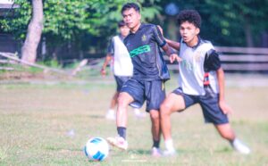 Pemain Celebest FC Palu, Sulawesi Tengah, saat berlatih di Lapangan Klodran, Karanganyar, Jawa Tengah, Kamis pagi (18/6/2026) sebagai persiapan menghadapi Babak 16 Besar Liga 4 Piala Presiden 2025/2026.