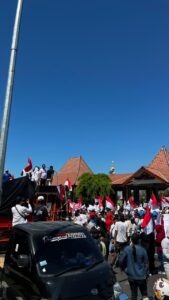 Massa yang memberikan dukungan kepada program MBG di Sidoarjo dengan menggelar aksi di Alun-Alun  pada Senin (29/6/2026).
