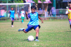 Salah satu pemain yang mengikuti seleksi Persida U15, Nizam Dwi, asal SSB Porsid siap memberikan umpan. 