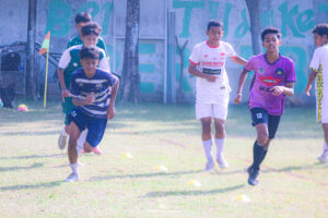 Para pemain Persida U15 saat berlatih di Lapangan Pagerwojo, Buduran, Sidoarjo, pada Rabu pagi (8/7/2026).