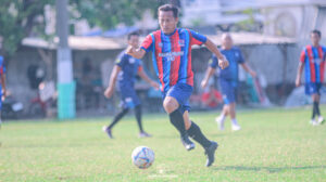 Usman, sang pencetak gol tunggal Buduran FC, tengah mendribling bola dalam pertandingan melawan Ortak di Lapangan Wedoro, Waru, Minggu (20/9/2026)
