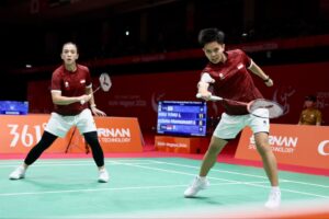 Perjuangan pasangan Siti Fadia Silva Ramadhanti/Febriana Dwipuji saat menang 21-19, 21-6 atas Hsu Yin-Hui/Hu Ling Fang dari Taiwan sekaligus memastikan Indonesia lolos ke semifinal Nomor Beregu Cabang Olahraga Bulu Tangkis Asian Games 2026. (foto: PP PBSI)