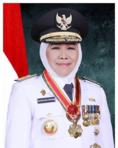 Gubernur Jawa Timur (Jatim) Khofifah Indar Parawansa mengimbau masyarakat mengibarkan bendera Merah Putih setengah tiang pada 30 September 2026. (foto: dokumen)
