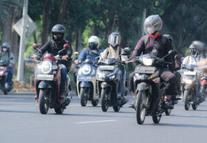 Ilutrasi pengendara sepeda motor yang melintas di wilayah Kota Surabaya. Pemprov Jatim membebaskan sejumlah pajak kendaraan bermotor selama dua bulan mulai 1 Oktober hingga 30 November 2026 dalam rangka Hari Jadi ke-81 Provinsi Jatim.