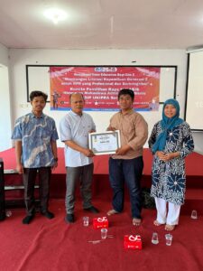 Muthowif, selaku kaprodi administrasi bisnis, (dua dari kiri) bersama KPU Kota Surabaya usai melakukan Sosialisasi Voter Education bagi Generasi Z (Gen Z) di Kampus Unipra pada Selasa (13/10/2026)