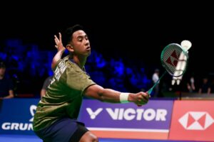 Foto: Bidang Humas dan Media PP PBSIAlwi Farhan mengembalikan shutlecock ke arah Jonatan Christie dalam pertandingan Babak 16 Besar Denmark Open 2026 pada Kamis malam WIB (15/10/2026).
