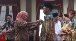 Gubernur Jatim Timur Khofifah Indar Parawansa memberikan perhatian kepada pendonor di Gedung Negara Grahadi, Surabaya.(foto: pemprov jatim)