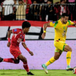 Bek Persebaya yang pernah membela Persijap Jepara Leo Lelis mencoba melewati pemainn Persijap di Stadion Gelora Bumi Kartini Sabtu malam (21/2/2026).