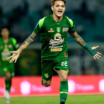 Kegembiraan Gali Freitas usai mencetak bagi Persebaya ke gawang PSM di Stadion GBT Rabu malam (25/2/2026).