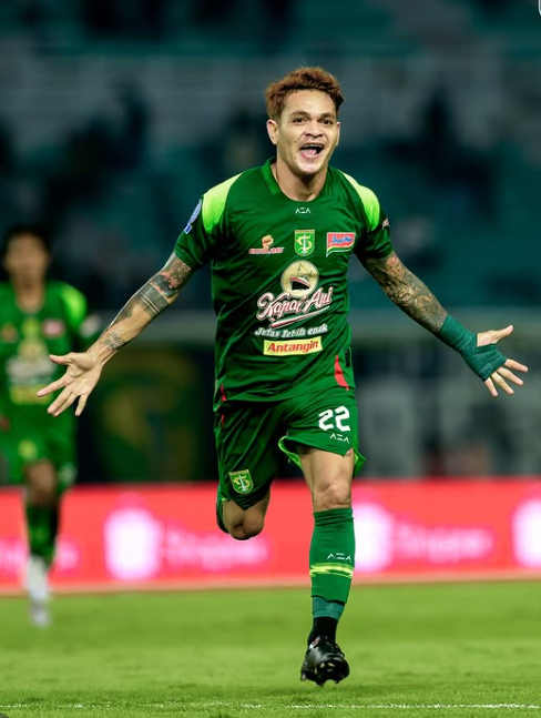 Kegembiraan Gali Freitas usai mencetak bagi Persebaya ke gawang PSM di Stadion GBT Rabu malam (25/2/2026).