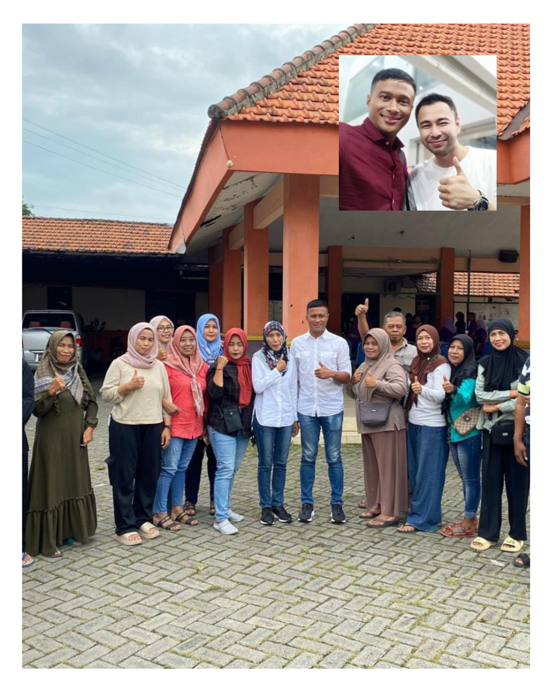 Syaiful Arif saat diantar emak-emak saat mendaftaran calon kepala desa. (insert: Syaiful bersama Raffi Ahmad)