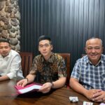 Kuasa hukum Bupati Sidoarjo Subandi, Billy Handiwiyanto (tengah) dan Moch.Arifin (kiri).