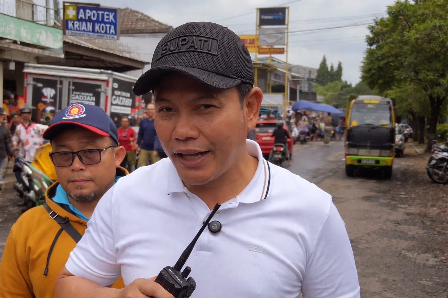 Bupati Sidoarjo Subandi saat inspeksi jalan di wilayahnya.