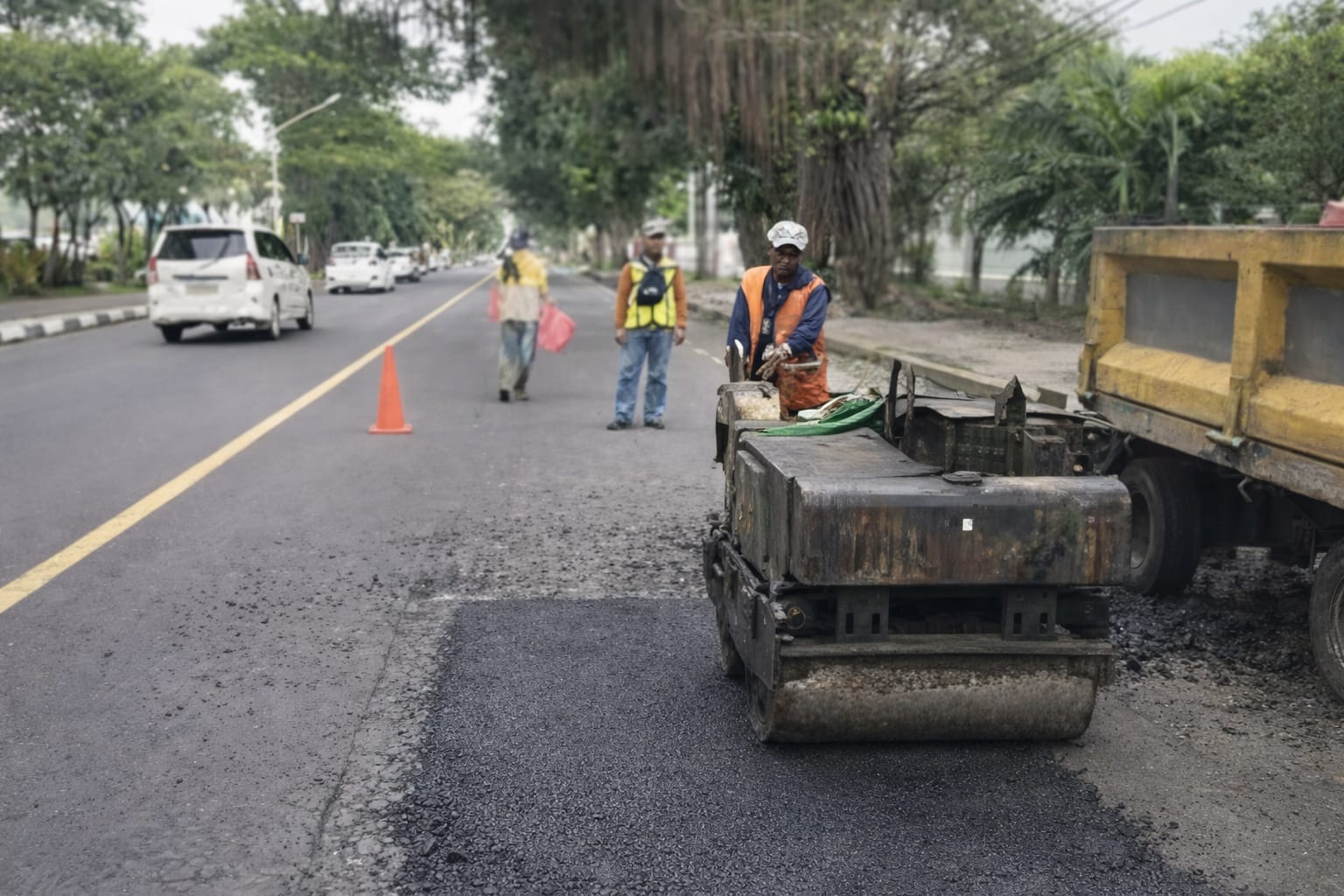Petugas melakukan penambalan permukaan aspal dengan metode patching untuk meratakan kembali badan jalan yang mengalami kerusakan. di Kota Probolinggo.