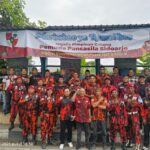 (MPC) Pemuda Pancasila Kabupaten Sidoarjo melakukan kegiatan berbagi takjil gratis di Halte Jalan Raya Jenggolo pada Senin (23/2/2026).
