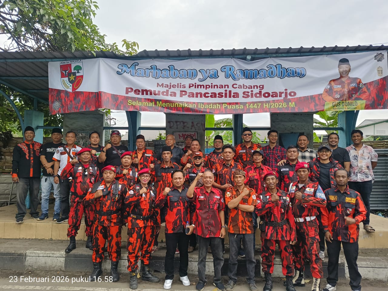(MPC) Pemuda Pancasila Kabupaten Sidoarjo melakukan kegiatan berbagi takjil gratis di Halte Jalan Raya Jenggolo pada Senin (23/2/2026).