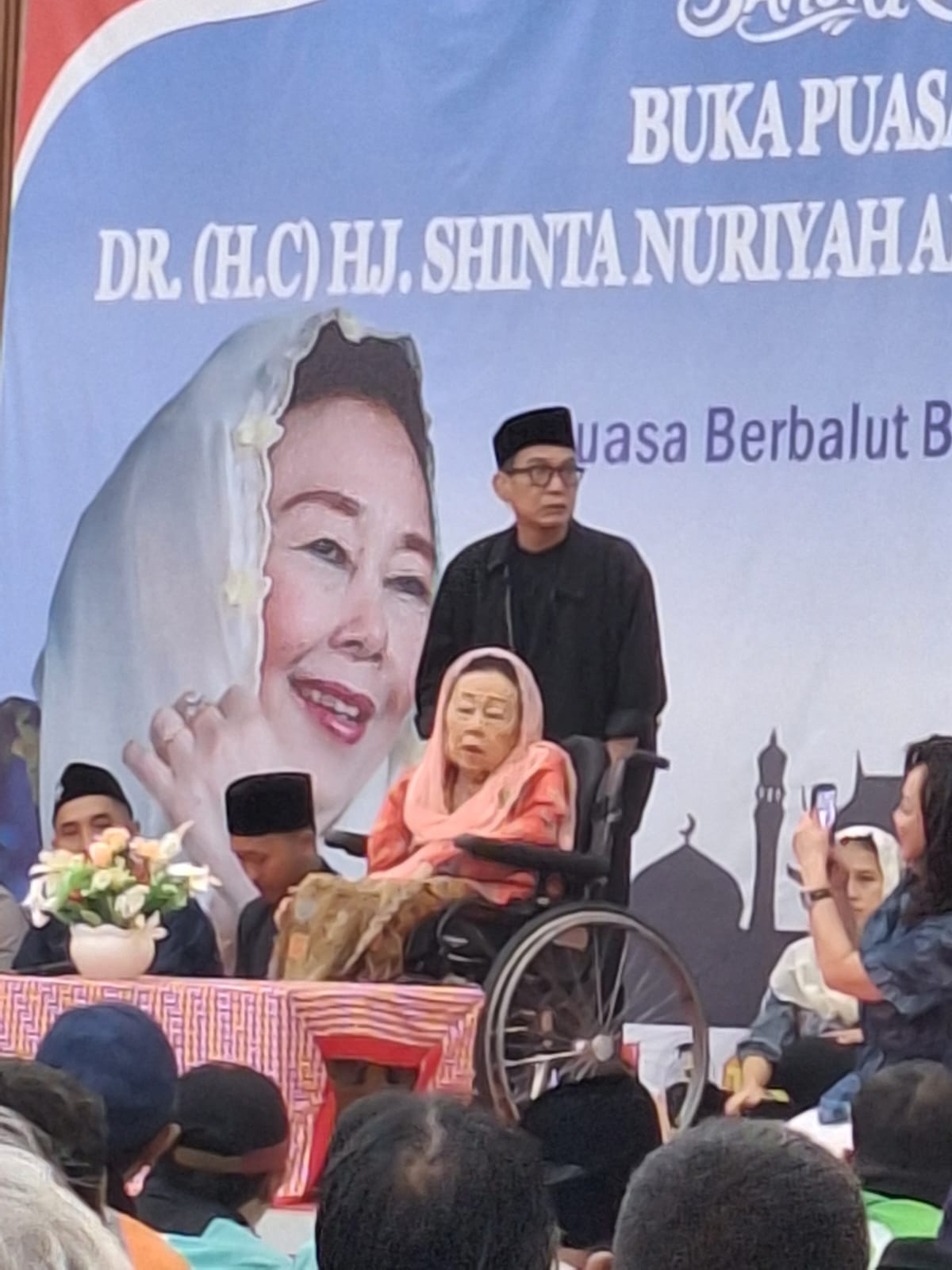 Dr.(HC) Hj. Shinta Nuriyah Abdurrahman Wahid, M.Hum, istri KH Abdurrahman Wahid,Presiden RI Keempat, menghadiri acara buka puasa bersama di Gereja Kristen Jawi Wetan (GKJW), Jalan Kombes M. Duryat, Sidoarjo, Sidoarjo, Jumat (27/2).