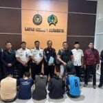 Petugas lapas menangkap dua pelaku penyelundupan narkotika dan telepon seluler dengan cara dilempar dari luar pagar atau tembok penjara.