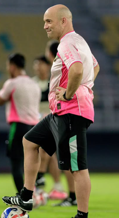 Pelatih Persebaya Bernardo Tavarez saat menunggu anak asuhnya berlatih menghadapi Persib Bandung. (foto: IG Persebaya)