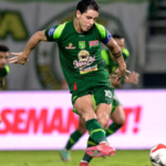 Kapten Persebaya Bruno Moreira saat menjalankan eksekusi tendangan penalti ke gawang Persib di Stadion GBT Senin malam (2/3/3036). (foto: Persebaya)