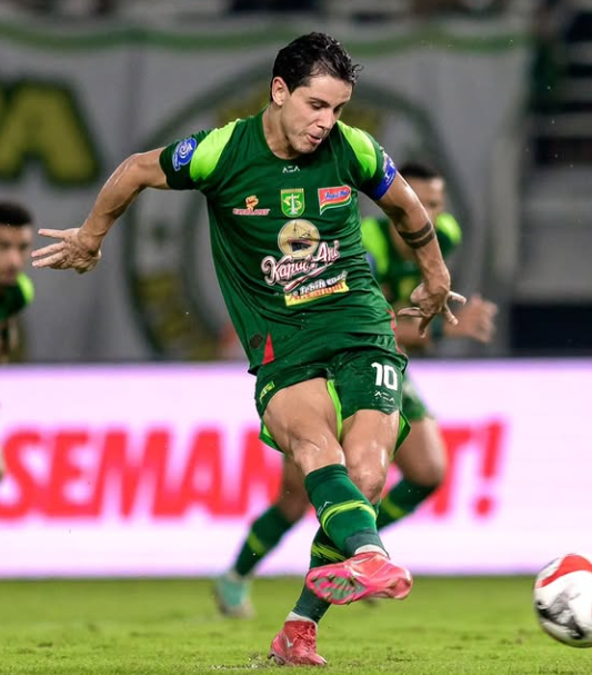 Kapten Persebaya Bruno Moreira saat menjalankan eksekusi tendangan penalti ke gawang Persib di Stadion GBT Senin malam (2/3/3036). (foto: Persebaya)