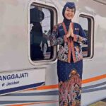 Seorang Pramugari KA Ranggati menyambut penumpang yang hendak naik. KA ini juga melayani masyarakat selama mudik Lebaran nanti.