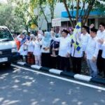 Rektor Universitas Airlangga (Unair), Prof Muhammad Madyan saat melepas kegiatan pembagian paket berkah Ramadan.(foto: unair)