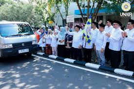 Unair Salurkan 10 Ribu Paket Berkah Ramadan