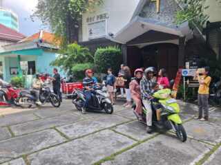 Selama empat hari berturut-turut, jemaat GBT Pniel yang beralamat di GBT Pniel Jalan Genteng Kali 59-61 Surabaya menggelar kegiatan pembagian takjil bagi masyarakat yang menjalankan ibadah puasa di bulan Ramadan.