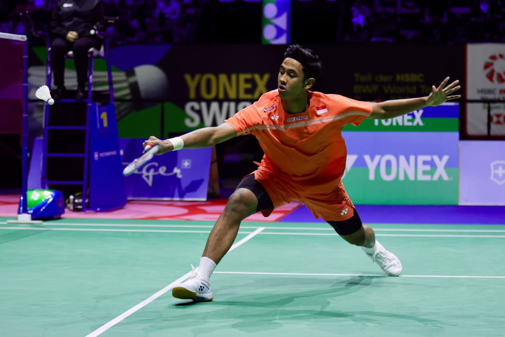 Alwi Farhan harus mengakui ketangguhan Yushi Tanaka dari Jepang dengan dua game langsung 18-21, 12-21 di final nomor tunggal putra Swiss Open 2026 (foto: PBSI)