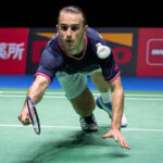 Alex Lanier menghadapi rekannya sendiri dari Prancis, Toma Junior Popov, dan dimenangkannya dengan dua game langsung 21-11, 21-13 dalam pertandingan yang dilaksanakan di Orleans pada Minggu waktu setempat (22/3/2026).