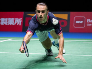 Alex Lanier menghadapi rekannya sendiri dari Prancis, Toma Junior Popov, dan dimenangkannya dengan dua game langsung 21-11, 21-13 dalam pertandingan yang dilaksanakan di Orleans pada Minggu waktu setempat (22/3/2026).