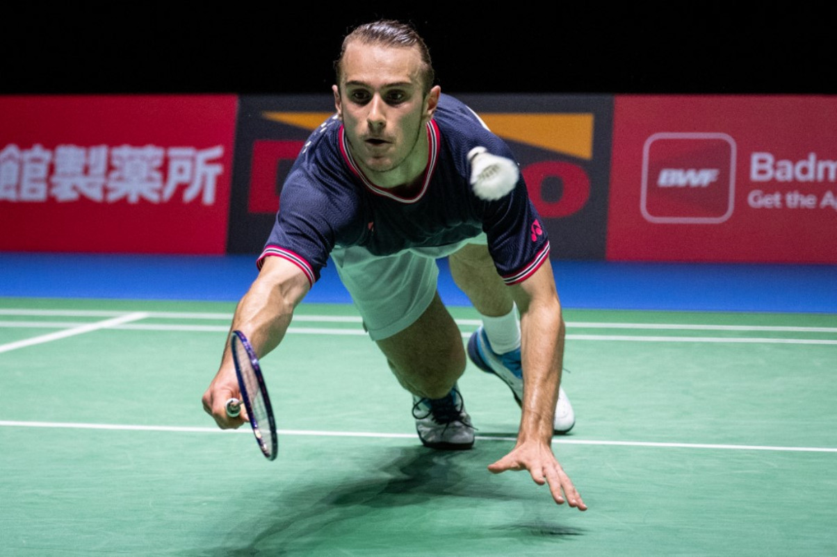 Alex Lanier menghadapi rekannya sendiri dari Prancis, Toma Junior Popov, dan dimenangkannya dengan dua game langsung 21-11, 21-13 dalam pertandingan yang dilaksanakan di Orleans pada Minggu waktu setempat (22/3/2026).