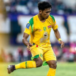 Arief Catur Pamungkas saat membela Persebaya di kompetisi BRI Super League 2025/2026. Dia telah pulih dari cedera.