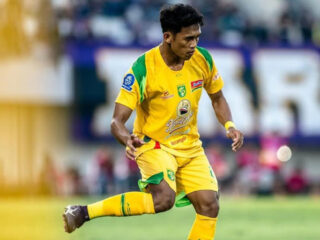 Arief Catur Pamungkas saat membela Persebaya di kompetisi BRI Super League 2025/2026. Dia telah pulih dari cedera.