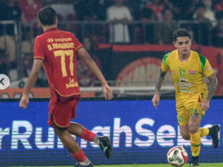 Gali Freitas (kanan) diharapkan bisa membawa kemenangan bagi Persebaya atas Madura United.