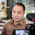 Wali Kota Eri Cahyadi memastikan Pemerintah Kota (Pemkot) Surabaya akan mengikuti aturan yang ditetapkan pemerintah pusat, dengan penyesuaian kegiatan di lapangan.