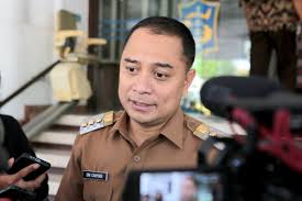 Wali Kota Eri Cahyadi memastikan Pemerintah Kota (Pemkot) Surabaya akan mengikuti aturan yang ditetapkan pemerintah pusat, dengan penyesuaian kegiatan di lapangan.