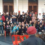 Komunitas seniman yang tergabung dalam Aksi Seniman Surabaya (ASSU) menggelar pameran seni rupa bertajuk “ART FOR FREEDOM” di kawasan Balai Pemuda. Pameran yang berlangsung mulai 1 hingga 8 April 2026 di Galeri Merah Putih