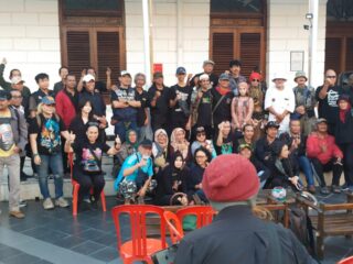 Komunitas seniman yang tergabung dalam Aksi Seniman Surabaya (ASSU) menggelar pameran seni rupa bertajuk “ART FOR FREEDOM” di kawasan Balai Pemuda. Pameran yang berlangsung mulai 1 hingga 8 April 2026 di Galeri Merah Putih