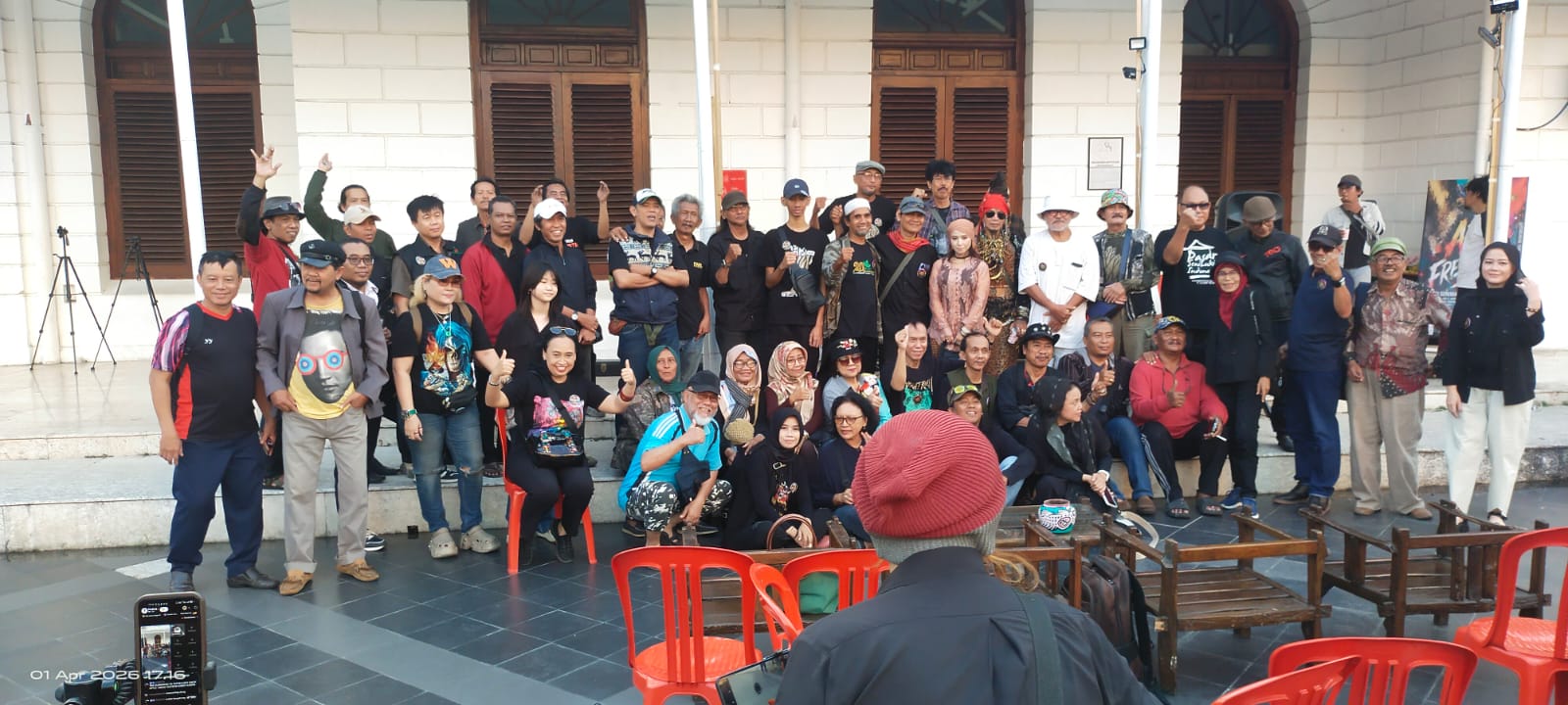 Komunitas seniman yang tergabung dalam Aksi Seniman Surabaya (ASSU) menggelar pameran seni rupa bertajuk “ART FOR FREEDOM” di kawasan Balai Pemuda. Pameran yang berlangsung mulai 1 hingga 8 April 2026 di Galeri Merah Putih