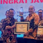 Ketua PWI Jatim Lutfil Hakim Menyerahkan Penghargaan Tokoh Rastra Sewakottama di Bidang Layanan Kamtibmas Kepada Kasubdit Jatanras Ditreskrimum Polda Jatim AKBP Abaridi Jumhur